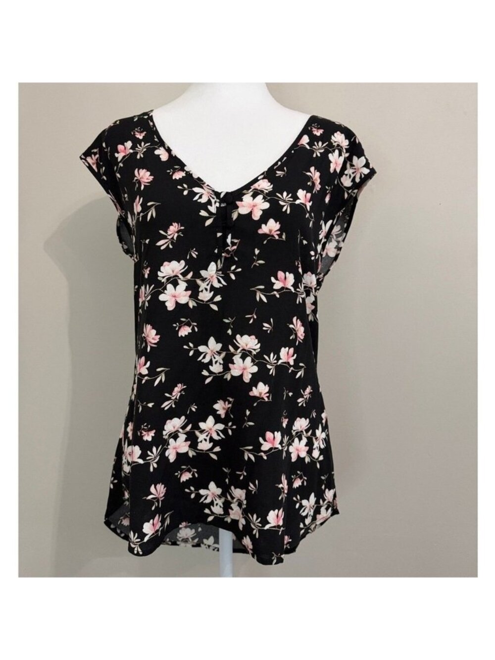 Kismet Women Black Pink Floral Rayon Cap Sleeve V-Neck Blouse Top Small NWT